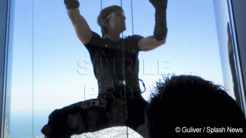 Misiune: posibila! Tom Cruise, cascadorie periculoasa la 800 m in aer!