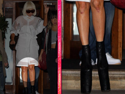 Julituri pe picioare. Pentru cine si de ce a cazut Lady GaGa in genunchi?