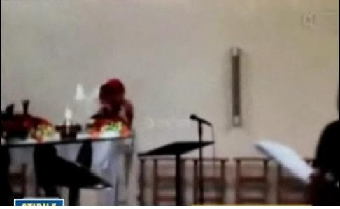 Seful bisericii catolice din Belgia a primit o tarta-n fata la slujba!Video