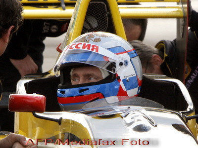 Pilotul Vladimir Putin a condus o masina de Formula 1 cu 240 km/h