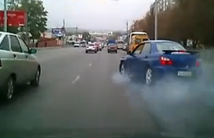 Accident spectaculos: soferul unui Subaru loveste doua masini! VEZI VIDEO