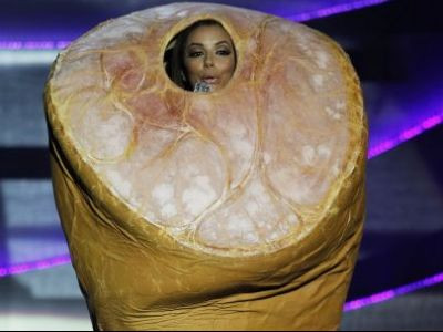 Eva Longoria s-a imbracat in sunca traditionala spaniola!