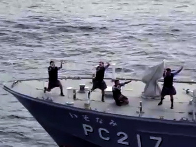 Soldatii pazei de coasta a Japoniei, dans sincron imbracati in majorete!