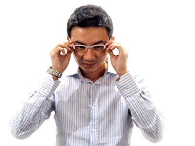 Wall-streetul trisorilor din sesiune: pixuri, ochelari si ceasuri de copiat