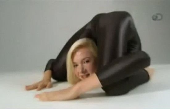 Cum a pozat contorsionista Zlata pentru calendarul pe 2014