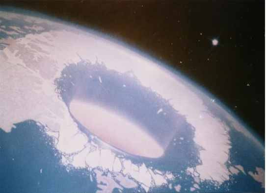 Rasa de super-inteligenti in centrul Terrei? Top 5 teorii ale conspiratiei