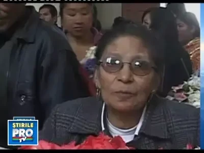 Ziua Craniilor, in Bolivia. Le dezgroapa din cimitire si le iau acasa