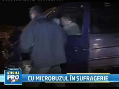 S-au trezit cu un microbuz in casa. Pagubele depasesc 25.000 de lei