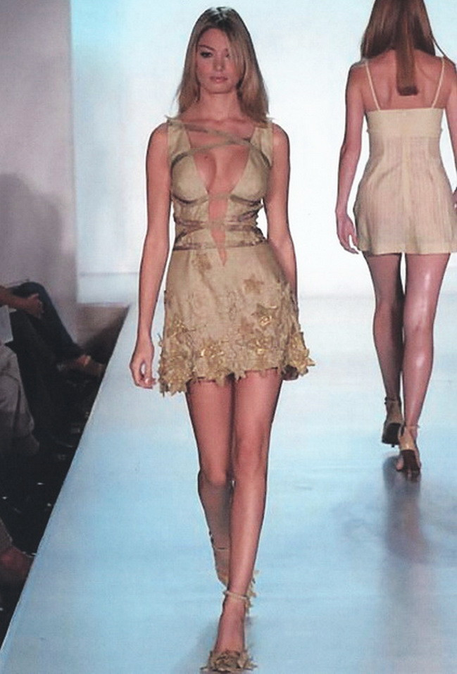 Valentina Pelinel: Am ramas fara fusta pe catwalk