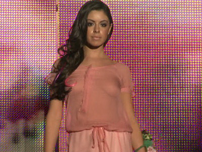 Natalia Mateut, cu sanii la vedere pe podium! VIDEO