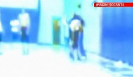 Imagini socante! Un antrenor de baschet isi biciuieste elevii