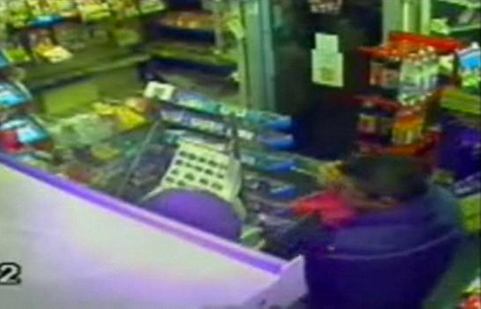 SOCANT!Un talhar indreapta arma spre un barbat care isi tine in brate fiica