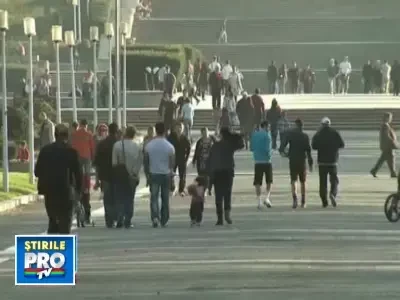 Vremea frumoasa din mijlocul lui noiembrie i-a scos pe romani la plimbare