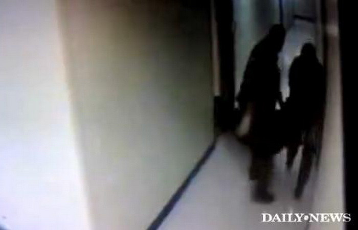 VIDEO SCANDALOS! Angajatii de la morga taraie cadavre ca pe sacii de gunoi