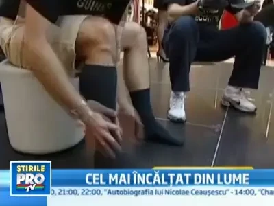 A intrat in Cartea Recordurilor dupa ce s-a incaltat cu 150 de sosete