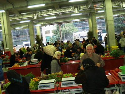 Zeci de kg de produse expirate, retrase de pe tarabele pietei Moghioros