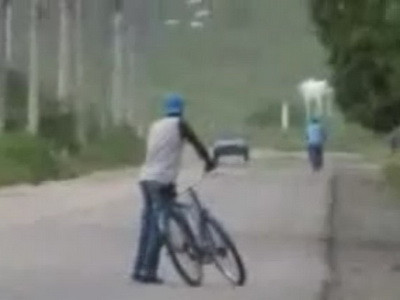 Un betiv comic, dar responsabil – isi impinge bicicleta pana acasa! Video