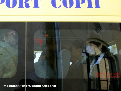 Noul an scolar inseamna, pentru unii elevi, kilometri de mers pe jos. Deficit de microbuze in Timis