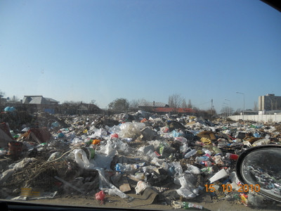 Aruncam gunoiul cum ne vine. Ne pasc amenzi usturatoare