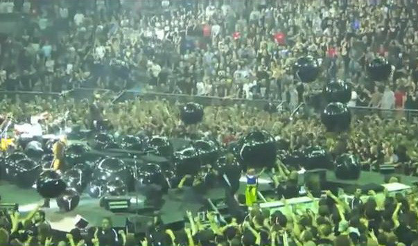 Chitaristul de la Metallica a lovit o fetita chiar pe scena. VIDEO