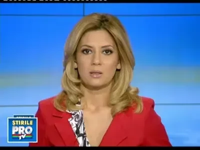 Si-a dat in judecata mama, suparat ca il neglijeaza in favoarea surorii