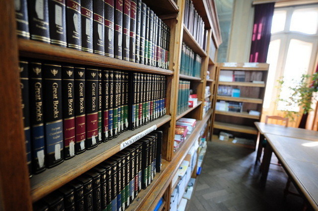 Mutarea cartilor in noul "mall cultural" costa cat 7 km de autostrada!