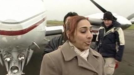 Record mondial! O tanara de 20 de ani a tras cu parul un avion de 6,8 tone