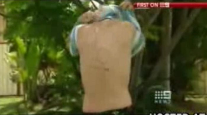 Un barbat i-a tatuat un penis pe spate prietenului sau! VIDEO