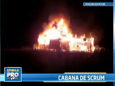 Flacari uriase. Cabana Directiei Silvice Neamt a ars din temelii