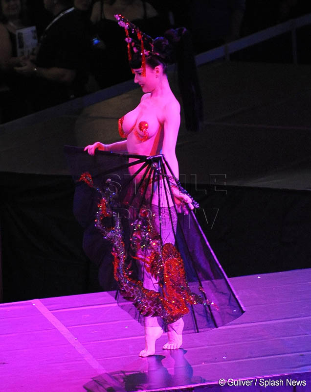 Show erotic marca Dita von Teese! FOTO