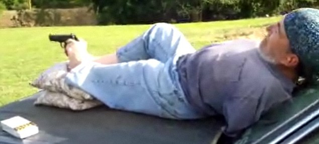 Nu are maini, dar trage cu pistolul la fel de bine cu picioarele