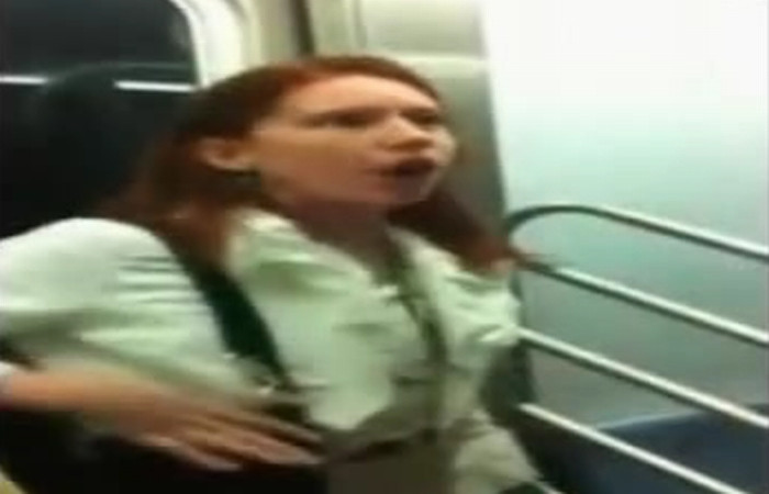 Isi iese din minti, cand vede ca un pervers se masturbeaza langa ea! Video