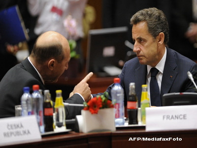 Basescu are o explicatie: "Problema este ca si eu si Sarkozy dam din maini"