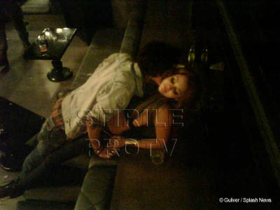 „Inocenta” Miley Cyrus, in timpul unei partide de sex fierbinte! FOTO