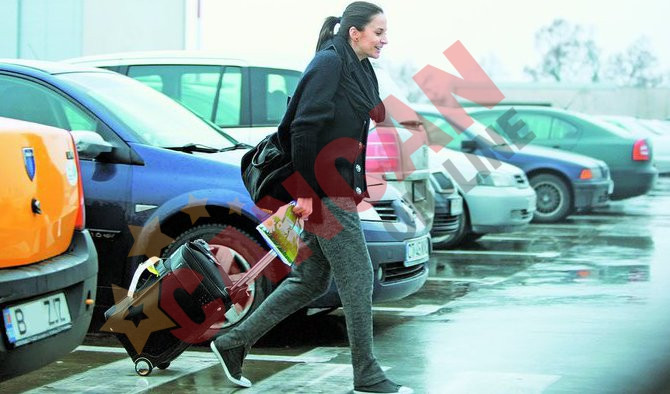 Primele fotografii cu Adelina Chivu dupa nastere! A venit singura in tara!