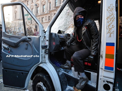 Bilantul protestelor din Anglia: 17 raniti si 30 de studenti arestati