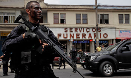 Au navalit cu tancurile ca sa-i prinda pe traficantii de droguri