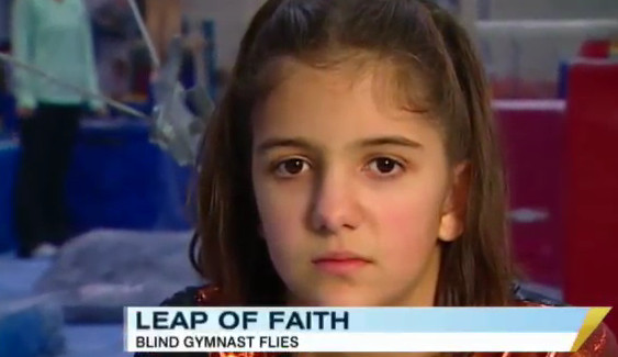 Gimnasta nevazatoare care uimeste lumea! Colegele nu stiau de problema ei