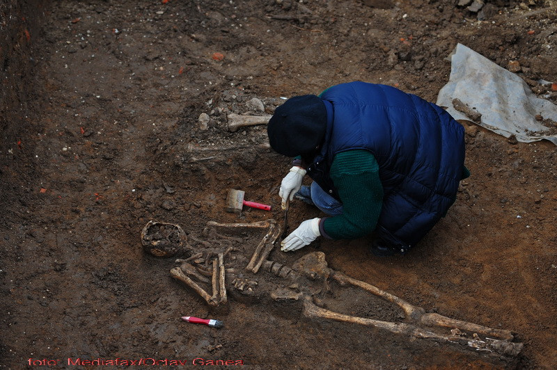 Descoperire uimitoare in Prahova. Un schelet vechi de peste 1.000 de ani a fost scos la lumina