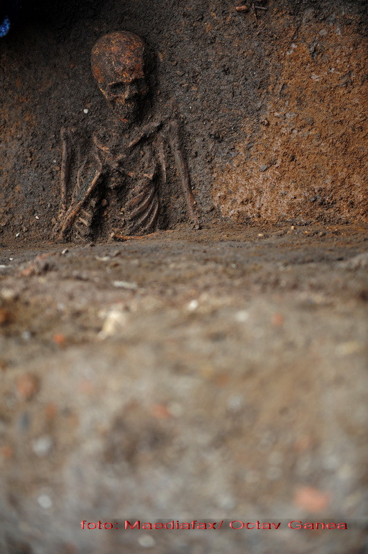 Scot istoria din mormant. Sute de schelete ale detinutilor politici din anii '50, deshumate la Aiud