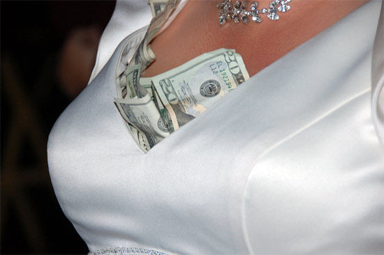 Banii sau… sanii! Un barbat vrea sa-i ia fostei iubite silicoanele inapoi