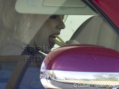 Prinsa cu cartofu-n gura! Britney, unde e dieta?