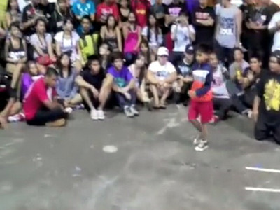 S-a nascut sa fie dansator! Un pusti de 8 ani face senzatie pe net! Video