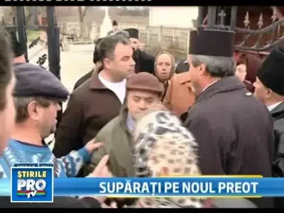 Suparati ca preotul e prea bogat, n-au vrut sa-l lase sa intre in biserica