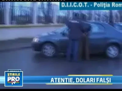 Zeci de mii de dolari falsi circula pe piata valutara din Romania