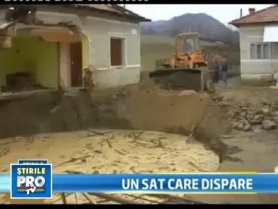 Satul Bunesti, afectat de alunecarile de teren, fara solutie salvatoare