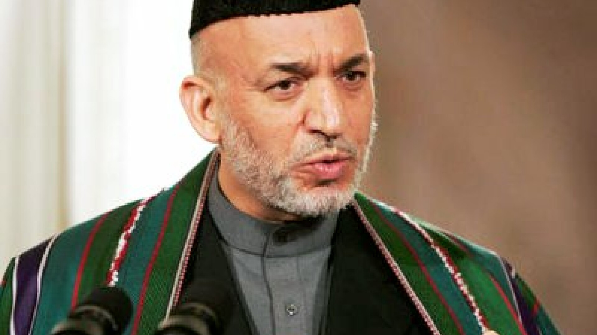 WikiLeaks: Karzai a eliberat zeci de criminali si traficanti de droguri