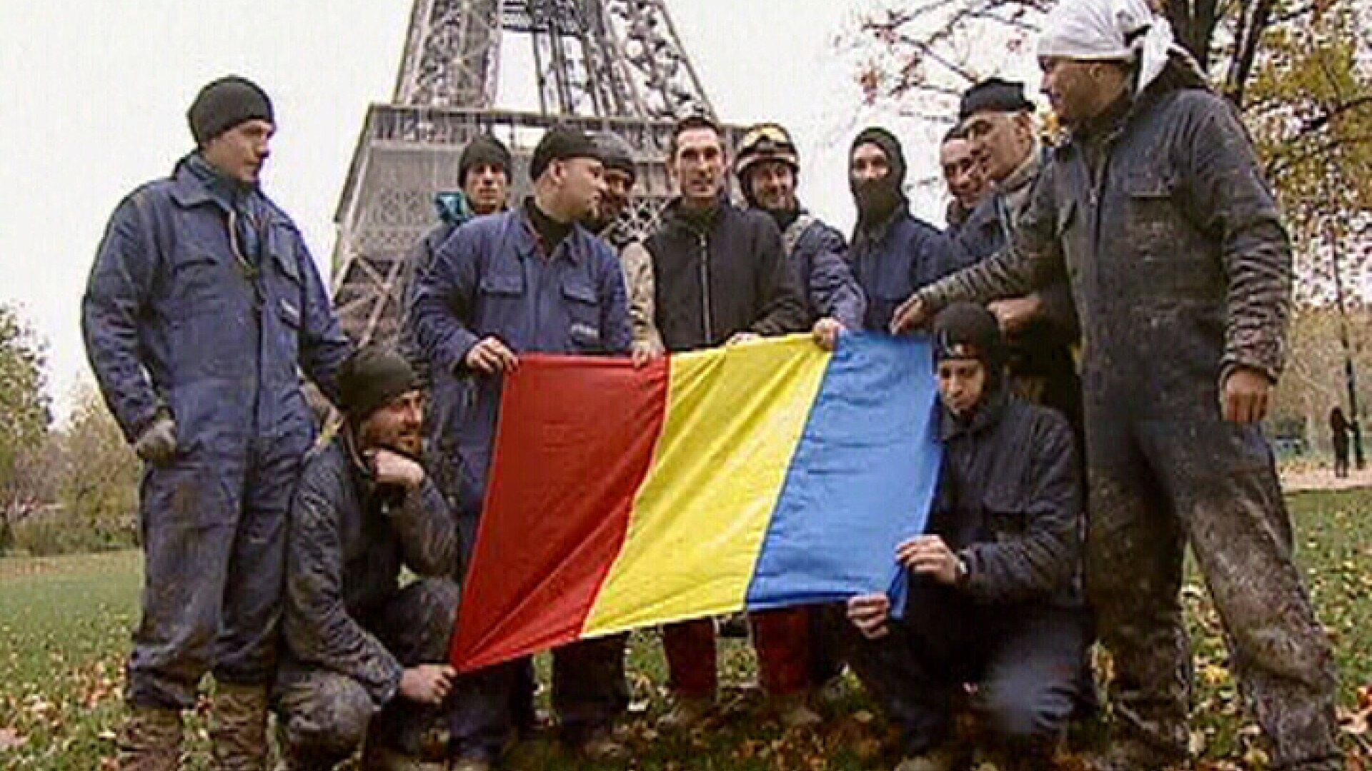 1 Decembrie: Povestea romanilor care au cucerit Turnul Eiffel