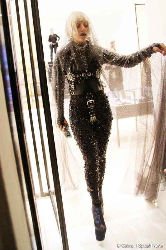 Socant! Lady GaGa a iesit la cumparaturi aratand ca un cadavru "chic". FOTO