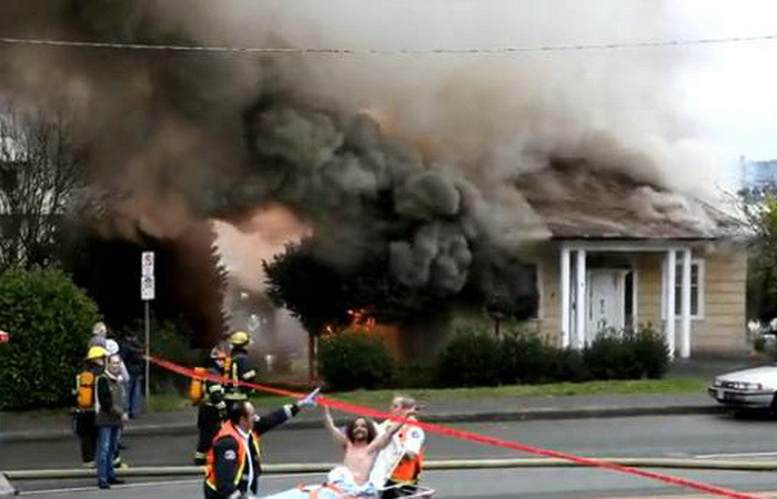 BEAT, DROGAT si SUPARAT ca pompierii i-au intrerupt petrecerea! VIDEO